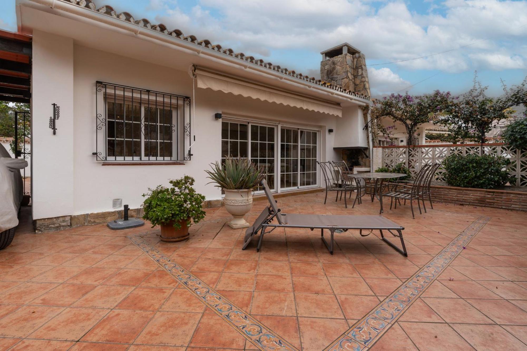 Vakantiehuis Charming Two Bedroom House Close To The Sea *